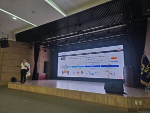 ▲ FIMS 사업 배경을 설명하는 브리핑 현장. 종이 문서 기반 품질관리서의 문제점이 제시됐다. (출처: 셔터뉴스 취재)